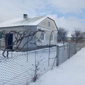 У Олени з Софійкою не стало батьків. Сестри часто їздили на цвинтар, збирали гроші на гарний пам’ятник. Нарешті вони його встановили… Якось дівчата знову поїхали до батьків на могилку. Сестри поклали квіти і мовчки стояли. Вони дивились на новий гранітний пам’ятник. На ньому були зображені Віра з Віктором, які пригорнулися один до одного й посміхалися. Такі обоє красиві й щасливі… Раптом десь позаду почувся шурхіт. До них підійшла незнайома жінка. Вона стояла, дивилася на пам’ятник і посміхалася. – А ви що знали наших маму й тата? – здивовано запитала Олена. Вона не розуміла, що відбувається