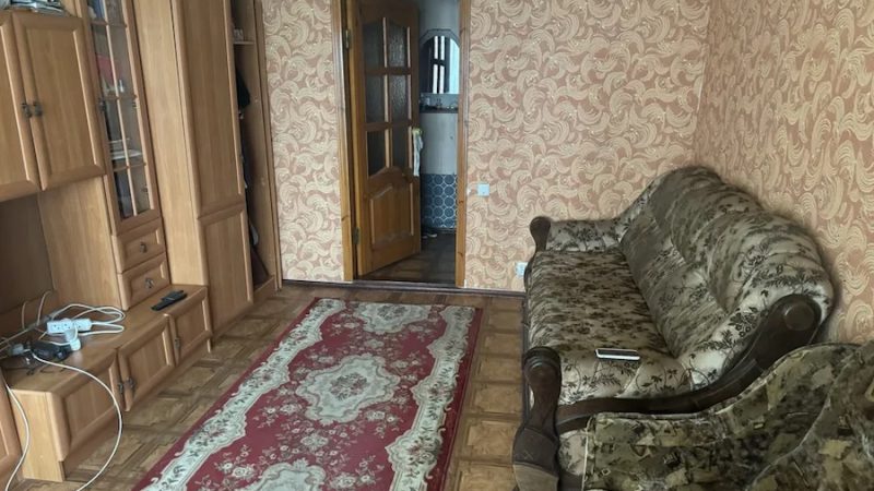 Оля сиділа на кухні і сумно дивилася у вікно. Пролунав телефонний дзвінок. – Доню, з Новим роком тебе! – радісно вигукнула мама. – Дякую, – байдуже відповіла донька. – Оля, ти чому така засмучена? – запідозрила недобре Ганна Андріївна. – Ми з Микито розлучаємося, – несподівано сказала Оля. – Він вчора пішов від мене! – То ти через це?! У мене був твій Микита! – весело сказала мама. – Він таке влаштував! – В сенсі у тебе? – здивувалася Оля. – Навіть не знаю з чого почати, – сказала Ганна Андріївна, зібралася з думками і все розповіла доньці. Ольга вислухала матір і ахунла від почутого