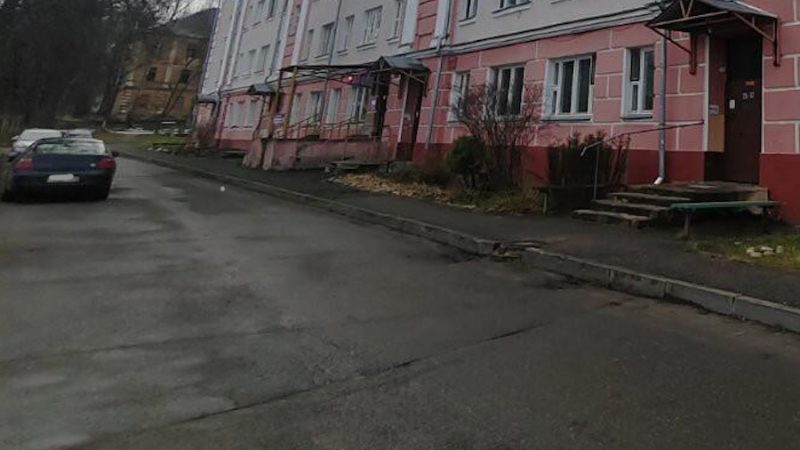 Павло підійшов до будівлі свого офісу. Там працювала красуня Ірина. В руках у Павла був пакет із мандаринами і подарунком для неї, який він хотів сховати в якусь темну шафу… Павло знайшов у кишені ключі. Він відкрив двері офісу, зайшов, почав шукати, куди треба сховати подарунок для Ірини… А потім зрозумів, що його дуже турбує голова і хочеться спати. Павло подався спочатку в кабінет, пошукав в шухлядах, сподіваючись знайти хоч щось від голови. Але шухляди були порожні. Він тут же ж ліг у кріслі, знявши піджак і накрившись ним… І заснув… А вранці почалося дивовижне