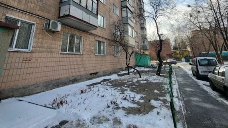 Анатолій повернувся додому з роботи. – Я вдома! – гукнув він до дружини. Але відповіді не було. Чоловік роззувся, пройшов в кімнату і здивувався. Віра сиділа на підлозі і збирала свої речі у валізу. – А ти куди збираєшся? – запитав він. – Подалі від тебе! – раптом сказала Віра. – В сенсі? – усміхнувся Анатолій, подумавши, що дружина жартує. – Я подаю на розлучення, і йду від тебе! – вигукнула Віра. – Як на розлучення? Чому?! – здивувався Анатолій. – А ти сам не розумієш чому?! – якось підозріло сказала Віра. – Віро, що сталося?! – Анатолій здивовано дивився на дружину, не розуміючи, що відбувається