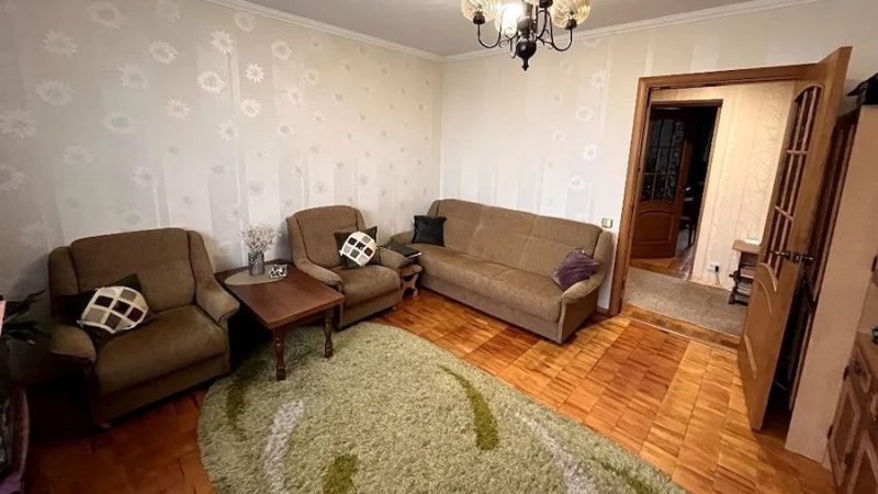Наталя поливала квіти в квартирі. ЇЇ донька Ганна, збиралася до подруги. – Мамо, до мене через хвилин двадцять, Катя прийде, трохи зачекає на мене, поки я збираюся, – повідомила  Ганна маму. – Звісно, без проблем, – відповіла Наталя і продовжила займатися своїми справами. Через півгодини у двері подзвонили. – Я відкрию! Це до мене! – вигукнула Ганна і кинулася до дверей. В коридорі почулася якась підозріла метушня. – Що це вони так розшумілися? – подумала Наталка. – Сюрприз! – несподівано, почула жінка за своєю спиною, вигук. Наталка повільно обернулася і…остовпіла від побаченого