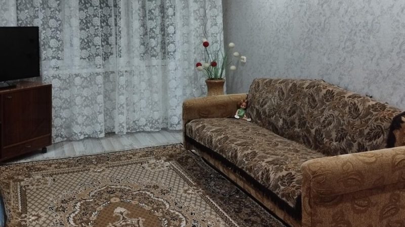 Олеся сиділа в ресторані з нареченим Дмитром. – Дмитре, ти чого такий загадковий сьогодні? – запитала дівчина. Вона помітила, як той уже вкотре перевіряв свій телефон. – Та почекай ти, зараз все розповім! – сказав Дмитро. – Дочекаємось тільки батьків… – Яких батьків? – здивувалася Олеся. – Моїх, звісно! – сказав Дмитро. – І ще дехто з ними буде… – Дмитре, ми ж просто повечеряти збиралися? – сказала дівчина. – Ну, так, – відмахнувся Дмитро. – І заразом обговоримо дещо важливе… За десять хвилин біля них вже сиділи батьки Дмитра. А з ними якась незнайома пара. – Знайомтеся – це Олег і Марина! – представив їх Дмитро. – Вони щодо квартири. – Якої квартири? – Олеся не розуміла, що відбувається