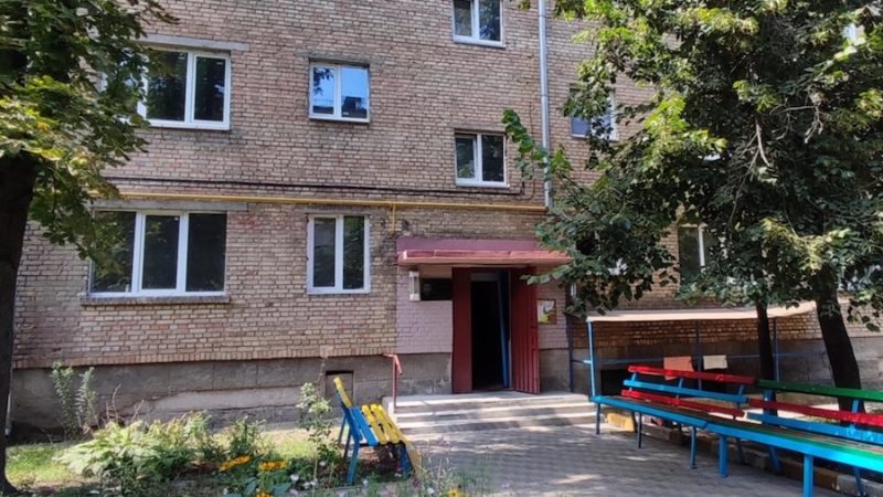 Семенівна з подружками вирішили попліткувати. Старенькі вийшли посидіти на лавці біля будинку. Вони сперечалися про своїх внуків – хто краще в житті влаштувавався, хто як живе… – Бабусю, ти там не змерзла?! – раптом вікна другого поверху висунулася голова якогось молодого чоловіка. – Ні, любий! – гукнула Семенівна. – Все добре! Голова зникла, а за дві хвилини на вулицю вийшла якась молода дівчина з пледом у руках… – Ольго Семенівно, ви б не засиджувалися, вітер холодний! – строго сказала вона. – Он вкрию вас, щоб не змерзли! Вона вкрила Семенівну пледом і побігла назад у під’їзд. – А хто це був? – здивовано запитала Макарівна, не розуміючи, що відбувається