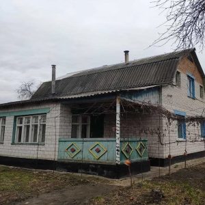 Катя з Сергієм раз на тиждень стабільно їздили на село. Чоловік нормально ставився до цих поїздок. Але іноді Сергій хмурився, коли Любов Степанівна, мама Катерини, кликала їх через явні дрібниці. Просто тому, що їй було нудно! Зараз привід поїхати в село був досить серйозний. Звісно, якщо тільки Любов Степанівна не вдавала, що занедужала. – Ну, поїхали допомагати твоїй мамі, – зітхнув Сергій. – Не впевнений тільки, що за такої погоди ми зможемо доїхати до села… Дорогу справді розмило, але до села вони таки добралися. Катя з Сергієм зайшли в хату й застигли від побаченого