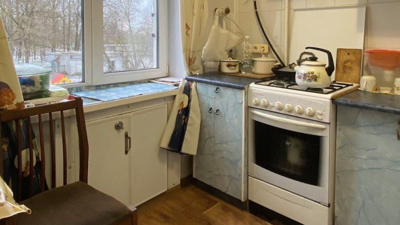 – Святкувати новорічні свята будемо у батьків! – заявив дружині Олексій. Віка була не в захваті від такої ідеї, але все ж погодилася… Двадцять дев’ятого числа ввечері Олексій уже показував будинок своєї сім’ї. Наступного дня його викликали на роботу. Чоловік пообіцяв, що постарається повернутися пошвидше. Віка намагалася не виходити з кімнати і не маячити перед очима в свекрухи. Але захотілося їсти. Віка пішла на кухню, щоб зробити канапки. Раптом вона почула, як свекруха розмовляє з кимось по телефону. Жінка стояла у вітальні біля вікна, а двері були відкриті. Віка прислухалася і аж побіліла від почутого