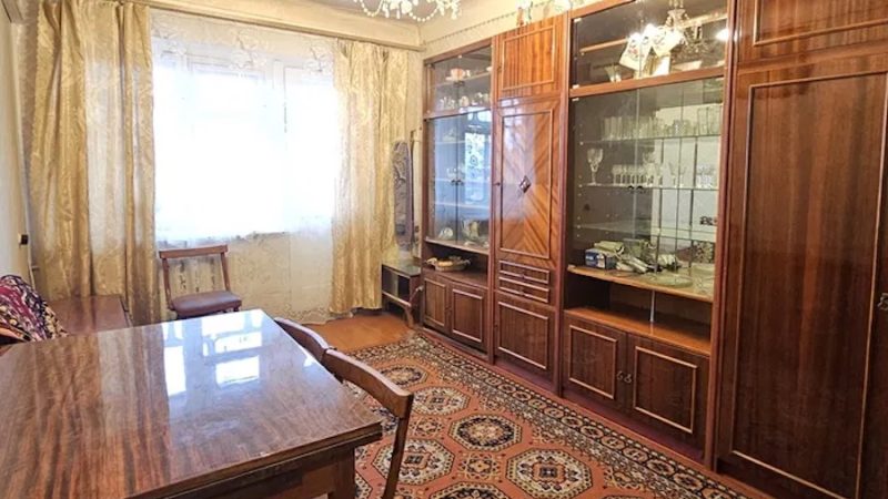 Ганна Іванівна цілий день крутилася на кухні. Накрутила голубців, накришила різних салатів, навіть холодець зварила. Сьогодні її син Сергій приведе наречену знайомитися. Ближче шостої, молоді подзвонили у двері. Ганна Іванівна зустріла сина та майбутню невістку, посадила за стіл. Після застілля, Сергій провів Наталку додому, і повернувся до матері. – Ну, мамо, як тобі Наталка? – усміхнувся він, зайшовши на кухню. – Сергію, тобі потрібно припинити зустрічі з цією дівчиною! – несподівано заявила Ганна Іванівна. – Не потрібна тобі така дружина! – Мамо, чим тобі не вгодила Наталка?! – Сергій здивовано дивився на матір, не розуміючи, що відбувається