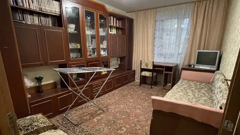 Оля повернулася додому з роботи. Жінка зайшла в коридор, роззулася і пішла у спальню, переодягнутися. Оля зайшла в кімнату, і здивувалася, всі шафи були відкриті, а всередині не було речей. – І як це розуміти? – здивувалася жінка. Оля швидко набрала номер чоловіка, пояснила, що сталося. Сашко здивувався не менше дружини. Раптом, після розмови з чоловіком, Оля почула якісь звуки, які долинали з вітальні. – Невже хтось чужий? – захвилювалася вона. Оля тихенько підійшла до дверей вітальні, відкрила їх, заглянула всередину і…ахнула від побаченої картини