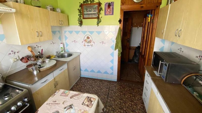 Діана робила останні приготування до святкування нового року. У двері подзвонили. – Романе! Відкрий будь ласка, це мабуть Катя з дітьми прийшла, – гукнула вона до чоловіка. За хвилину вхідні двері відкрилися, в коридорі почулися радісні вигуки дітлахів, а ще через декілька секунд на кухню зайшла подруга Діани, Катя. – Привіт! Допомога потрібна? – поцікавилася Катя. – Привіт! Залишилося тільки бутерброди зробити, – усміхнулася Діана. – Ну, тоді я допоможу, – відповіла подруга, зняла пальто та шарф. Раптом Діана звернула увагу на шию подруги, на якій красувався якийсь кулон. Діана придивилася до прикраси і… заціпеніла від побаченого