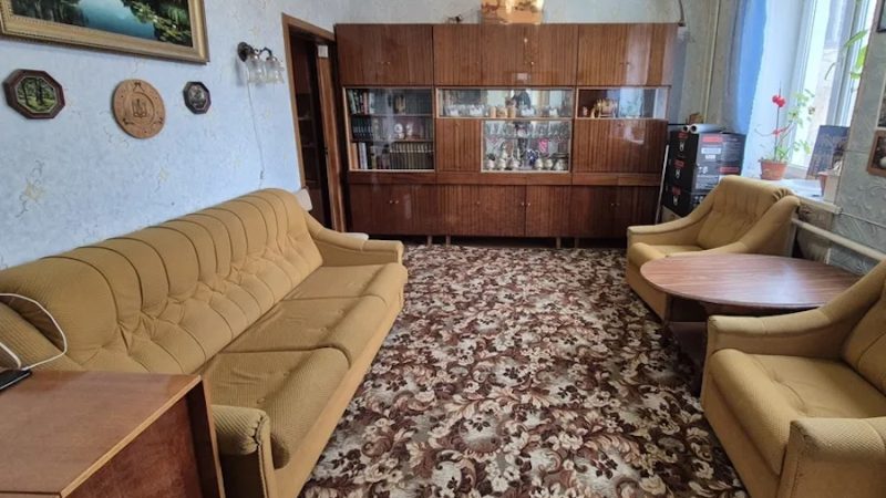 Ліда повернулася з роботи додому. Жінка відкрила квартиру своїм ключем, зайшла в коридор і здивувалася, побачивши взуття свого нареченого Олега. Жили Ліда та Олег поки що окремо. – Це що, Олег вирішив мені якийсь сюрприз влаштувати? Але де ж він взяв ключі? Можливо мама дала? – подумала вона. – Ну тоді треба йому підіграти! Ліда тихенько роззулася, зняла пальто. Несподівано, з вітальні долинули якісь голоси. – Він що не сам? – подумала дівчина. Ліда тихенько підійшла до дверей вітальні, відкила їх, зайшла в середину і…остовпіла від побаченої картини