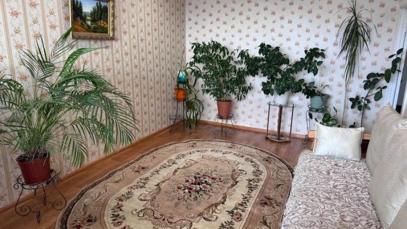 Лариса готувала вечерю, коли у двері подзвонили. Час був пізній. – Кого це принесло? – здивувалася жінка, витерла руки об рушник і пішла відкривати. На порозі стояв її колишній чоловік. – Сергію? Що тобі треба? – одразу запитала Лариса. – Пустиш? Мені потрібно з тобою серйозно поговорити, – зам’явся він. – Ти на годинник дивився? Та й про що нам з тобою говорити! – обурилася Лариса. – У мене до тебе є важлива справа! – не здавався Сергій. – Яка ще справа? – не зрозуміла жінка. Раптом, з-за спиною чоловіка почулися дивні звуки. – Що це? – здивувалася Лариса, придивилася і… ахунла від побаченого