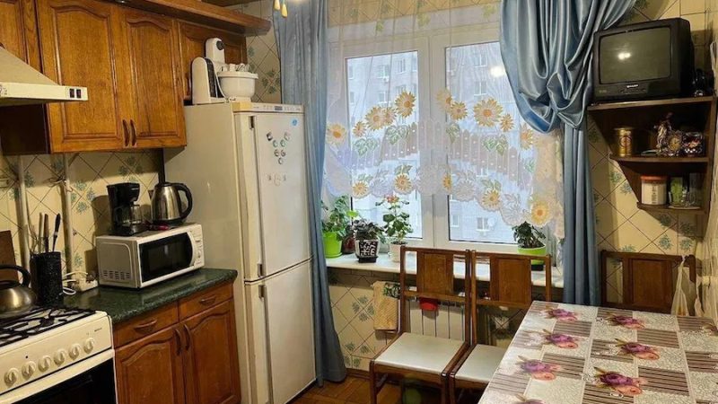 Олена була на роботі, коли пролунав телефонний дзвінок. Жінка глянула на екран мобільного і побачила, що дзвонить її сусідка. – Слухаю вас, Тамара Іванівна, – сказала Олена, піднявши слухавку. – Оленко, тут у вас таке коїться! – вигукнула сусідка. – До вашої квартири зайшли незнайомі люди, і щось там роблять! – Які незнайомі люди? – здивувалася жінка. – Незнаю! Приїжджай, сама все побачиш! – сказала Тамара Іванівна і закінчила виклик. Олена швидко відпросилася з роботи, сіла в таксі і помчала додому. Через півгодини жінка була біля свого будинку, піднялася на свій поверх, відкрила двері квартири і…заціпеніла від побаченого
