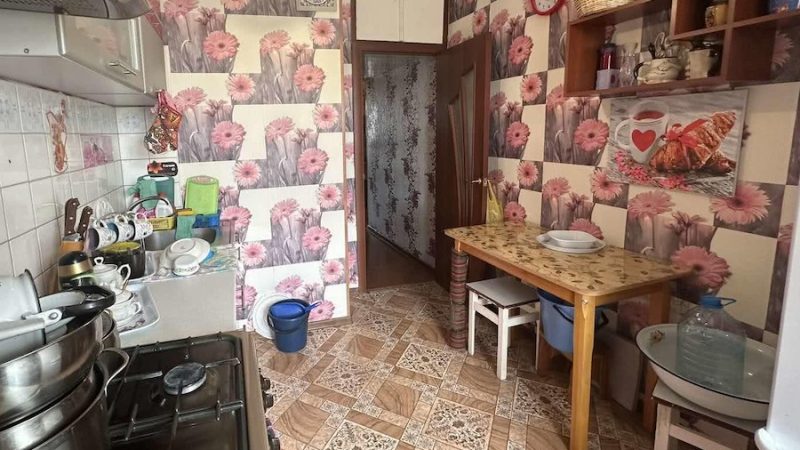 – Мишко, куди ти збираєшся? В магазин? – запитала Ганна чоловіка. – Ну, я зайду, звісно, і в магазин, – сказав той. – Але тільки трохи пізніше… – У тебе що якісь справи? – запитала Ганна. – Кохана, ти ж пам’ятаєш, що сьогодні субота? – відповів Мишко. – Ну пам’ятаю, – сказала жінка. – Тоді що за питання?! – вигукнув чоловік. – По суботах ми з хлопцями ходимо на квартиру відпочивати. Хіба ти забула? – Не забула, – сумно сказала Ганна. – Просто думала ти побудеш зі мною… – Чекай на мене! – сказав Мишко. – Я повернуся зовсім скоро! Він швидко вдягнув куртку і пішов… Приїхав чоловік аж за північ. Ганна відкрила двері і остовпіла від побаченого