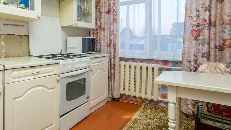 Марійка з коханим Микитою купили тортик до чаю, і приїхали в гості до його батьків. Там вже був накритий стіл. Мама і тато Микити були дуже раді бачити майбутню невістку. – Що плануєте на Новий рік? – запитала мама Микити. – До нас друзі прийдуть, – похвалився син. – Будемо святкувати всі разом. Поїмо, попʼємо, пограємо в щось. Все, як завжди. От тільки тепер ми з Марійкою – справжня сім’я! – А ви що робити будете на новий рік? – запитала Марійка у батьків коханого. – Ой, – мама з татом перезирнулися. – Та поїмо, подивимося телевізор і спати підемо. І тут Марійці спало на думку несподіване