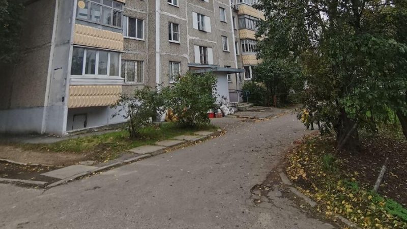 Павлу сподобалася Світлана. Він дуже добивався її уваги. Але далі кивка у відповідь на його привітання справа у Павла не рухалося. Хоч ти що не роби! І він уже почав думати здатися… Але саме коли він уже був готовий на це, доля підкинула йому шанс. Павло йшов на роботі, щоб змінити свого напарника. Він пробирався між пластиковими ящиками і коробками на складі, як раптом побачив Світлану. Вона плакала…– Світлано, ти чого?! Що сталося?! – Павло обійняв її за плечі. Він не розумів, що відбувається