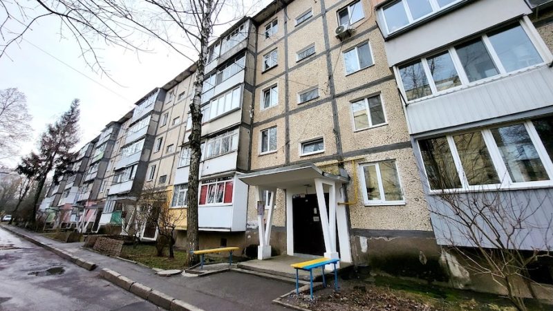 Христина чистила на кухні моркву, коли пролунав сигнал телефону. Прийшло повідомлення. Жінка помила руки, взяла мобільний, і побачила смс від доньки. “У мене біда, терміново приїдь у кафе “Казка”, телефон сідає”, – писала Соня. Христина розхвилювалася не на жарт, і одразу набрала номер телефону доньки, але телефон Соні був не доступний. – Що ж вже сталося? – переживала мати. Христина швидко зібралася, сіла у авто і поїхала у зазначене місце. За півгодини вона була біля кафе. Христина влетіла у зал і…заціпеніла від побаченої картини