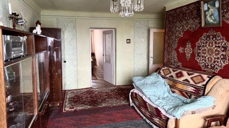 Вероніка збирала речі у великі коробки. Цими вихідними вони з чоловіком та дітьми переїдуть у нову квартиру. – Нарешті не будемо тіснитися, з свекрами, у цій маленькій квартирці, – раділа Вероніка, збираючи речі. Жінка поскладала одяг чоловіка, і вирішила взятися за свої речі. Вероніка відкрила свою шафу і почала збирати свій одяг. Раптом в одній із шухляд вона натрапила на якийсь чорний целофановий пакет. – А це ще що таке? – здивувалася вона. Вероніка обережно відкрила цей пакет, заглянула всередину і… ахнула від побаченого