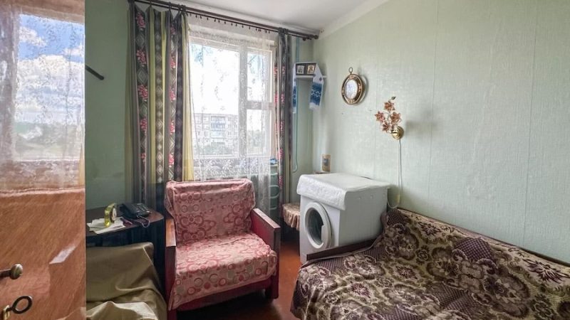 Ігор розлучився зі своєю коханою Дариною. Він запідозрив її в зраді… Пройшло двадцять років. Ігор одружився з Оленою, Дарина теж вийшла заміж. Вони зустрілися на зустрічі випускників. – Даринко! – покликав він її. – Так, Ігорю? – байдуже сказала жінка. – Я хочу все знати, – раптом заявив Ігор. – Що саме? – у погляді Дарини зʼявився якийсь смуток. – Як ти жила усі ці роки.., – почав Ігор. – Ти справді хочеш знати? – запитала жінка. – Впевнений? – Я не можу без тебе, – сказав чоловік. – Без вас… – Немає жодних нас, Ігорю, – відповіла Дарина. – А наша дитина? – раптом сказав чоловік. Дарина аж побіліла від почутого. Дитина? – тільки й сказала вона