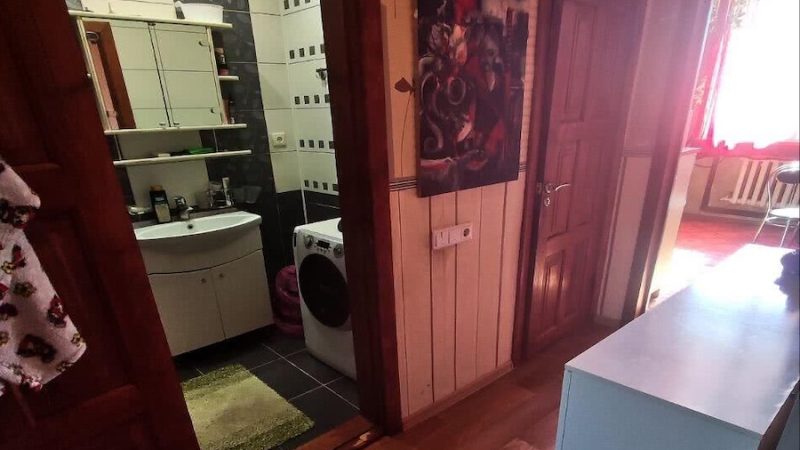 Яна повернулася додому пізно. Дівчина зайшла в квартиру й одразу поспішила на кухню. – Мамо, привіт! – сказала вона. – А я їсти хочу! – Привіт, доню! – сказала Катерина Іванівна. – Сідай. І вона почала розпитувати: – Де це ти допізна була? – З подругами гуляли, – сказала Яна й зітхнула. – Чого ти зітхаєш? – запитала мати. – Знайдеш ти ще нареченого. Тільки розумною будь! Я сама тебе виховувала. Дивись моїм шляхом не піди! – Мамо, ну, що ти таке кажеш?! – ахнула Яна. – На мене хлопці зовсім не звертають уваги… І тут раптом Яна почула якийсь скрегіт. Дівчина застигла від несподіванки. – Це те, що я думаю? – тільки й сказала вона