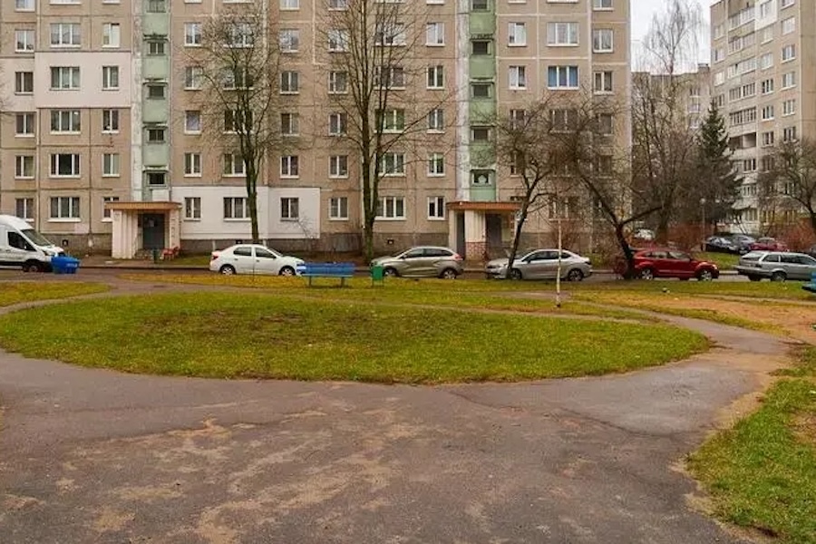 В Ірини не стало чоловіка. Вона дуже сумувала за Миколою. Щонеділі жінка ходила на цвинтар, розповідала Миколці, що сталося за тиждень… Їй було легше на душі. Здавалося, ніби чоловік її чує і підтримує… І ось Ірина знову сиділа на лавці біля могилки. З фотографії на хресті на неї дивиться її коханий Миколка. Строгий такий, у піджаку й білій сорочці. На документи фотографувався… – До мами твоєї заходила, Микольцю, – сказала Ірина. – Все добре в них, Світланка в перший клас пішла, твоя племінниця… – Тітонько, не плачте, у вас буде донька! – раптом пролунав голосок. Ірина обернулася й застигла від несподіванки