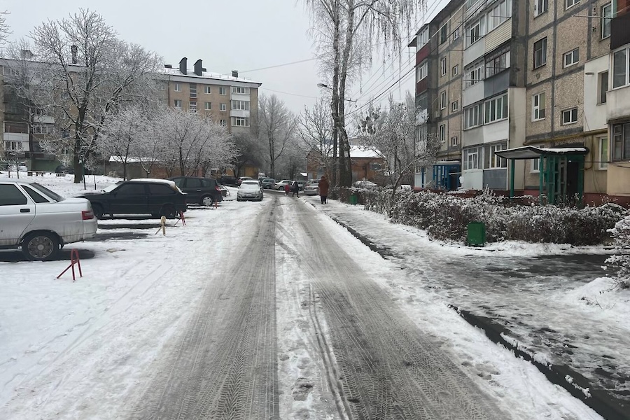 Аліна та Руслан вийшли з полового будинку. – Дякую, кохана за сина! – радісно сказав чоловік, тримаючи маленький пакуночок на руках.. Родичі та друзі почали вітати молодих батьків. – О, а ось і твоя мама приїхала, – сказала Аліна, помітивши, як до них наближається свекруха. – Таки змогла відпроситися з роботи, – додав Руслан. Ольга Іванівна рішуче підійшла до молодих батьків. – Руслане, не роби цього! – несподівано заявила вона. – Ти про що? – здивувався чоловік. – Не приймай цю дитину! Це не твій син! – додала мати. – Мамо, що ти таке кажеш? – Руслан здивовано дивився на матір, не розуміючи, що відбувається