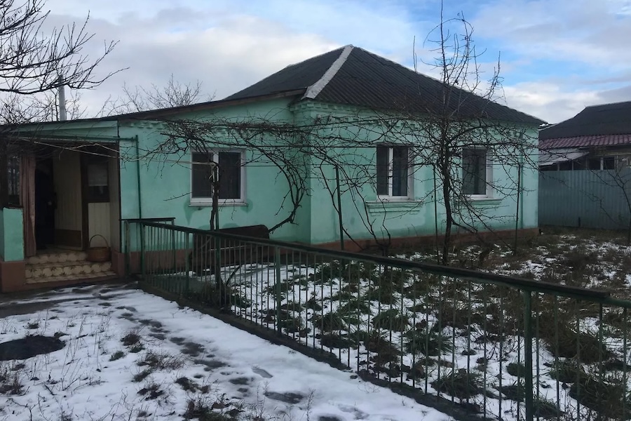 В Андрія не стало батьків. Він поїхав у село оглянути спадщину. – З’явився – не запилився! – фиркнула якась бабуся в калошах, яка проходила повз. – І вам доброго здоровʼя, Наталю Ігорівно, – відповів Андрій. – Невже впізнав?! – здивувалася бабуся. Вона поставила відро і, човгаючи, підійшла ближче. Кілька секунд вдивлялася в обличчя, а потім сказала: – По спадщину завітав, Андрійку? Та чого я питаю?! І так зрозуміло, що по спадок приїхав! – Багато ви знаєте, Наталю Ігорівно, – буркнув Андрій, відкриваючи багажник автомобіля. – Та більше твого! Все село вже знає, як ти своїх старих напризволяще кинув! Андрій нічого не відповів. А через пару днів відкрилася вся правда
