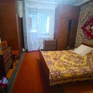 Христина невдоволено зморщила носика. На душі було важко – скоро свято, і знову доведеться отримати подарунок від свекрухи. Христина була одружена з Віктором, сином Тамари Костянтинівни, вже десять років. За цей час вона звикла, що її свекруха заощаджує на всьому, а особливо на подарунках. Всі непотрібні речі Тамара Костянтинівна дарувала Христині… Пройшов час. Було восьме березня. Христина з хвилюванням чекала візиту свекрухи… Відкрилися двері й Тамара Костянтинівна зайшла з якоюсь коробкою в руках. Очі жінки сяяли, і вона з гордістю простягла коробку невістці. – Ось, тримай, моя люба! – сказала вона. – Сподіваюся, тобі сподобається мій подарунок! Христина обережно відкрила коробку й ахнула