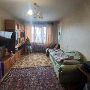 Валентина зайшла на кухню, де Віктор вже розклав на столі бутерброди. – Доброго ранку, – посміхнулася вона. – Доброго, – кивнув чоловік. – Я подумав, може, сьогодні котлетки зробиш? З картоплею.  Валентина зітхнула. Знову котлети. Втретє за тиждень. – Добре, – кивнула жінка. – До речі, – продовжив Віктор, намазуючи масло на хліб. – Я там в кімнаті тобі сюрприз приготував! Йди подивися! – Який ще сюрприз? – здивувалася жінка. Валя вийшла з кухні, підійшла до дверей кімнати, зайшла всередину і застигла від побаченої картини