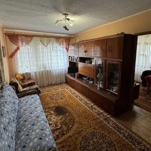Віра прийшла в гості до матері. Тамара пригостила доньку чаєм, поставила на стіл печиво. – Мамо, а я ж не просто так прийшла, – раптом сказала донька. – Я так і знала! Ви з чоловіком розлучаєтеся? – захвилювалася мама. – Ні. У нас все добре! Я прийшла повідомити тобі новину, – додала Віра. – Мамо…Ти скоро станеш бабусею! – Що? – округлила очі Тамара. – Мамо, ти що не рада? – тихо сказала Віра. – Чому тут радіти?! Доню, що ж ти наробила…, – важко зітхнула Тамара. – Мамо, чому ти так говориш? – Віра здивовано дивилася на матір, не розуміючи, що відбувається