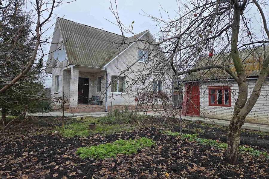 Ольга готувала вечерю, коли на кухню увійшов чоловік. – Оля. У мене до тебе дуже серйозна розмова, – з важливим виглядом сказав Василь. – Я тебе слухаю, – відповіла Оля. – Давай спочатку поїмо, коли ситий, краще все вирішувати, – додав чоловік. – Ага, а раптом ти зібрався від мене йти, то я тебе ще годувати повинна? – єхидно додала дружина. – Як ти могла таке подумати? Але розмова і справді серйозна, – почав було Василь, потім на хвилину зупинився, зібрався з думками і все виклав дружині. Ольга вислухала чоловіка і застигла від почутого