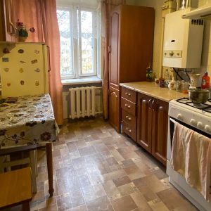 Тетяна з Віктором закохалися. Стосунки розвивалися швидко. Спочатку чоловік приходив до Тетяни в гості, потім став залишатися на ніч, а невдовзі приїхав з речами. – Не бачу сенсу платити за оренду житла! – заявив чоловік. Мати Тетяни – Лариса Миколаївна, дізнавшись про рішення коханого доньки, вирішила не втручатися. – Тільки будете платити за квартиру самі! – їдучи до матері, сказала жінка. – Так, звісно! – погодилася Тетяна. Але через два тижні Лариса Миколаївна побачила у поштовій скриньці квитанції про заборгованість. – Таню, ви забули заплатити за квартиру? – запитала вона у дочки. – А ти чого мовчиш, Вікторе? Чому не оплатив? Заробляєш ти добре! Віктор почервонів і заявив несподіване