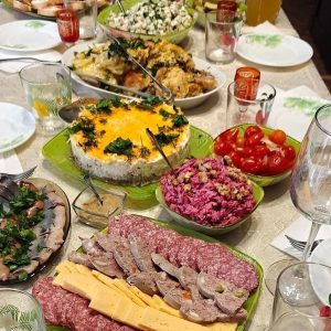 Марина цілий день крутилася на кухні. Приготувала різних страв, спекла торт. Аякже ж?! Сьогодні у її доньку день народження. До обіду святковий стіл був готовий. Пролунав дзвінок у двері. Першою на порозі постала Ніна Сергіївна, мати чоловіка. – З днем ​​народження внучечко! – вигукнула вона, обняла малечу і урочисто вручила Марині величезний пакунок. – Ось, віддасиш це доньці, коли трохи підросте! – А що тут? – поцікавилася Марина, відкрила пакет, заглянула всередину і…ахнула від побаченого