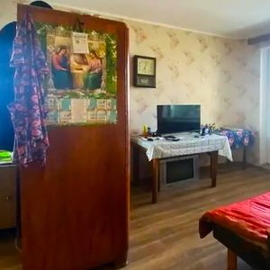 Євген часто сварився з дружиною Наталею. Сварилися завжди через одне – Наталя абсолютно не прибирала ні в квартирі, ні за собою! І така історія повторювалася день у день. Євген приходив додому з роботи і бачив, що Наталя знову не прибрала. Кухня була завалена брудним посудом, а у ванній валялися мокрі рушники. Він намагався поговорити з дружиною спокійно, але все закінчувалося сваркою. Нарешті, Євген не витримав і вирішив розлучитися з Наталею. Та поїхала жити до матері. Наталя і там не мила тарілки, розкидала речі, а ліжко не застеляла тижнями! Якось увечері мати повернулася додому з роботи і ахнула від побаченого