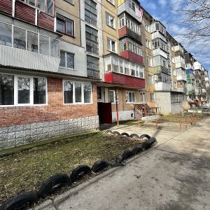 Алла повернулася додому з відрядження. Жінка вже була біля свого будинку, і хотіла зайти в підʼїзд, як раптом зустріла сусіда. – Алло, доброго ранку! Хіба ви не переїхали? – запитав Василь Петрович. – Ні, не переїхала. Я у відрядженні була. А з чого ви взяли, що я переїжджаю? – здивувалася жінка. – Та так, нічого… Не бери в голову, – якось підозріло додав сусід, і пішов по своїх справах. Алла теж швидко зайшла у підʼїзд, піднялася на свій поверх. Вона відкрила квартиру своїм ключем, зайшла в коридор і остовпіла від побаченої картини