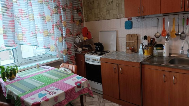 З самого ранку Марина крутилася на кухні. Жінка накрила святковий стіл. Аякже ж?!Сьогодні у її доньки Віри, день народження. Ближче обіду почали сходитися гості. Все йшло добре. Все, окрім одного. Бабусі Вірочки, Людмили Іванівни, все не було. – Мамо, а бабуся Люда прийде? – поцікавилася в Марини донька. – Обов’язково! Мабуть вона просто запізнюється, – відповіла Марина. Коли гості почали сідати за стіл, Марина вийшла на балкон. Вона зачинила за собою двері і набрала номер матері. За хвилину Людмила Іванівна відповіла і… Марина ахнула від почутого