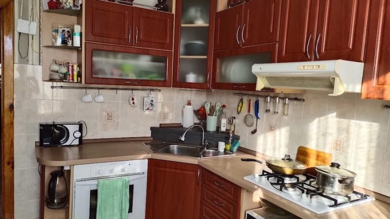 Марина з Дмитром вечеряли на кухні. Раптом, на телефон чоловіка, пролунав телефонний дзвінок. – Це по роботі, – невдоволено сказав Дмитро, взяв телефон і вийшов у іншу кімнату, розмовляти. – Дивно, раніше, ніколи не виходив, коли з роботи телефонували, – подумала Марина. Жінка вирішила, що її чоловік явно щось недомовляє. Вона встала з-за столу, і тихенько вийшла в коридор, підійшла до дверей кімнати в якій Дмитро розмовляв по телефону. Марина прислухалася до розмови чоловіка і…остовпіла від почутого