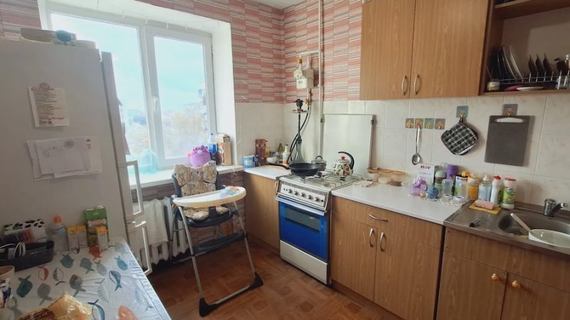 Павло повернувся додому з роботи. – Я вдома! – гукнув він з коридору, і здивувався, зазвичай Людмила, виходила його зустрічати. Чоловік роззувся, зайшов на кухню і застиг. Людмила сиділа за кухонним столом і тихо схлипувала. – Кохана, що сталося? – одразу запитав він. – Твоя мама…приходила, – сказала Людмила. – І? Що вона зробила? – не зрозумів чоловік. – Не зробила….А сказала… Тетяна Артемівна таке сказала…, – не змогла договорити жінка, сльози знову ринули з її очей. Трохи заспокоївшись, Людмила зробила глибокий подих, зібралася з духом і передала слова свекрухи чоловіку. Павло вислухав дружину і ахнув він почутого