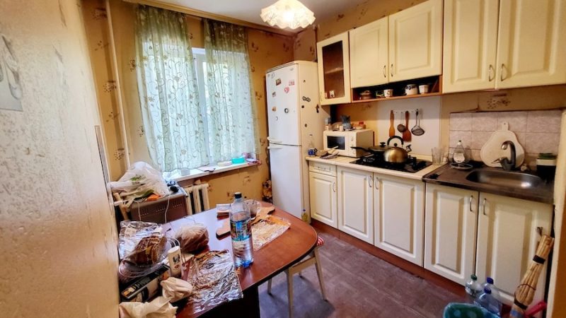 Ірина Петрівна готувала обід. Поруч крутився внук. – Бабусю, а чому в тебе немає приставки? Ось у бабусі Тані є, – говорив Михайлик. – Немає, бо мені вона не потрібна, – спокійно пояснила Ірина. – А може ти купиш приставку? – просив хлопчик. – Я подумаю про це, – усміхнулася Ірина Петрівна. – Бабусю Ірина, а я якось чув, як тато розповідав мамі, дещо про тебе, – раптом сказав хлопчик. – Ти про що? – перепитала Ірина. – Ну, про твій «секрет», – сказав Михайлик. – Який ще секрет? Я вперше про це чую, – Ірина здивовано дивилася на внука, не розуміючи, що відбувається