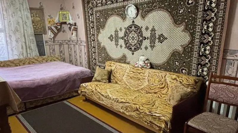 Ніна вчила дітей вдома. В той день її чоловік Степан пішов на роботу рано. У Ніни був учень. Вона приготувала все для занять. Учня Вадима привела його бабуся. Старенька затрималася в коридорі, поки внук роззувався. – Знаєте, Ніно Вʼячеславівно, а Вадим не все зрозумів з минулого уроку, – сказала вона. – Ми обов’язково все повторимо! – запевнила Ніна. Бабуся вже зібралася йти, як раптом з вітальні… Вийшов заспаний мужик в піжамних шортиках! – Ой, Ніночко, проспав! Я швидко в душ і біжу, – сказав той і зник у ванній. Бабуся здивовано подивилась на Ніну. Її чоловіка Степана вона знала, а це був не він