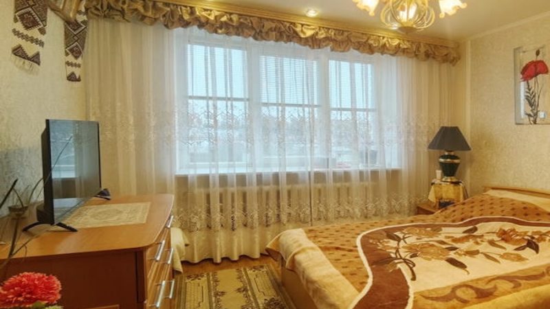 Рита запідозрила, що її чоловік Петро їй зраджує. – Може, все-таки це неправда? – сумнівалася вона. – Не буде ж Петро мені брехати? Мало, що люди говорять… – Риточко, ну чому ти віриш у такі нісенітниці?! – казав Петро. – Як я можу від тебе гуляти? Я ж люблю тебе найбільше на світі! Рита тільки посміхалася чоловікові і трималася до останнього. Вона вдавала, що нічого не знає і не помічає… – Рито, отямся! – якось сказала їй подруга Оля. – Всі вже знають, що він з Юлею крутить! – З якою ще Юлею? – пошепки запитала Рита і застигла в очікуванні