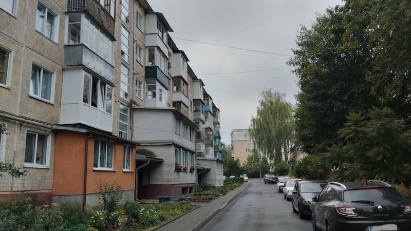 Віктор повертався додому з магазину. Чоловік зайшов у підʼїзд, раптом у поштовому ящику він побачив декілька рекламних листівок, квитанції за комунальні послуги і якийсь лист. Віктор забрав всю кореспонденцію з поштової скриньки, і піднявся до своєї квартири. – Так, що тут у нас, – чоловік розібрав продукти, і сів за стіл, переглянути пошту. Віктор швидко переглянув квитанції за комунальні послуги, і черга дійшла до листа, адресованого його дружині. – Цікаво, хто це Галині пише? – сказав він сам до себе. Віктор обережно відкрив лист, дістав з нього акуратно складений листок, переглянув його і…ахнув він побаченого