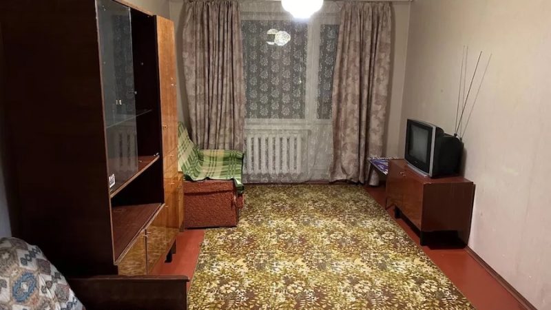 Валерій сидів на дивані і дивився телевізор. Додому повернулася дружина. – Валерій, нам потрібно поговорити, – сказала вона, зайшовши в кімнату до чоловіка. – Я тебе слухаю, – сказав Валерій, не відводячи погляд від екрану. – Я сьогодні дещо зробила…Це може тобі не сподобатися, але я вирішила, що так буде краще, – почала здалеку Галина. – Ти про що? – не зрозумів Валерій. – Ось, це все пояснить краще, за будь-які слова, – несподівано сказала жінка, і вийняла з своєї сумки папку. – Що це? – здивувався чоловік, відкрив папку, заглянув всередину і…ахнув від побаченого