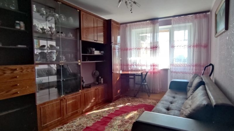 Ліда сиділа у своєму кабінеті і чекала на наступну клієнтку. У двері постукали. – Доброго дня. Я на манікюр, – сказала дівчина з усмішкою і озирнулася на всі боки. – Доброго. Проходьте, – запросила її Ліда. Дівчина сіла за манікюрний стіл. Ліда одразу зняла старий лак із нігтів та почала робити манікюр. Раптом, телефон клієнтки, який лежав на столі заблимав. Ліда ніколи не заглядала в чужі телефони, але якось так вийшло, що миттю вона побачила фотографію того, хто дзвонить. Ліда придивилася до фото і… застигла від побаченого