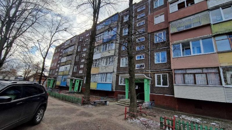 Катя повернулася з відпочину, трохи відпочивши вдома з дороги, жінка зібралася і вирішила відвідати свою доньку Настю та маленьку внучку. Катя швидко зібралася, прихопила гостинці, і вийшла з квартири. Біля під’їзду вона зустріла свою сусідку Тетяну. Жінки перекинулися парою слів, і Катя вирушила до своєї машини. Вона сіла в авто, завела мотор і вже хотіла було рушити з місця, як раптом її погляд знову впав на Тетяну, яка сиділа на лавці неподалік. Катерина придивилася до сусідки і…застигла від несподіваної здогадки
