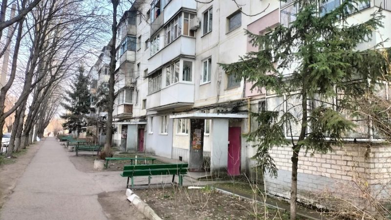Рита роздивлялася продукти в магазині, коли до неї підійшов чоловік. – Рито, ти не повіриш! Я тільки що бачив жінку, як дві краплі води схожу на тебе! – здивовано промовив Максим. – В тебе випадково немає сестри, про яку я нічого не знаю? – Якої ще сестри? – здивовано спитала Рита, читаючи склад на баночці з дитячим харчуванням. – Ходімо, я тобі покажу, сама все побачиш, – Максим взяв Риту за руку, і повів, кудись в інший проліт між двома величезними стелажами. У іншому кінці ряду стояла жінка. Рита придивилася до цієї жінки і…ахнула від побаченого