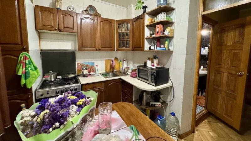 Микита пив чай на кухні, коли додому повернулася дружина. Алла, не роззуваючись, зайшла до чоловіка і поклала на стіл якусь папку. – Що це? – щиро здивувався Микита. – Сам подивись, – єхидно сказала дружина. Микита взяв папку, переглянув її. – Це що, документи на розлучення?! – здивувався чоловіка. – Ти що, хочеш розлучитися?! – Так, – кивнула Алла. – Але чому? У тебе хтось є? Ти знайшла собі іншого? – посипав питаннями Микита. – Ні, нікого у мене нема, – спокійно відповіла Алла. – Тоді чому ти хочеш розлучення? – Микита здивовано дивився на дружину, не розуміючи, що відбувається