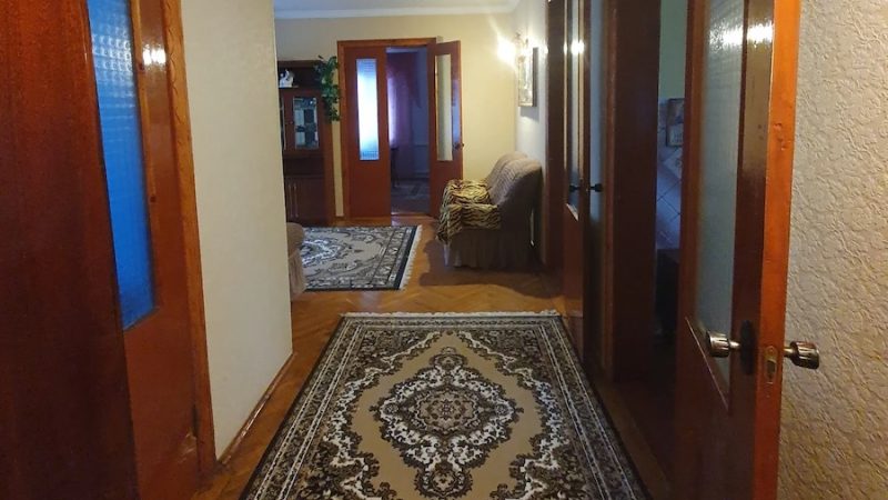 Михайло повернувся додому з роботи. В коридорі його зустріла дружина. – Михайле, у нас проблема, – сказала одразу Віра.  Що трапилося? – спитав Михайло, роззуваючись. – Пральна машинка знову барахлить? – Якби ж! Галина Петрівна дзвонила, – додала жінка. – Хто? – не відразу зрозумів чоловік. – Мама Оленки. Наша сваха, – пояснила Віра. – А, ця енергійна дама в синій сукні? І що вона хотіла? – Михайло підняв погляд на дружину. – А це найцікавіше! – якось підозріло посміхнулася Віра, важко зітхнула і виклала прохання свахи чоловіку. Михайло вислухав дружину і остовпів від почутого