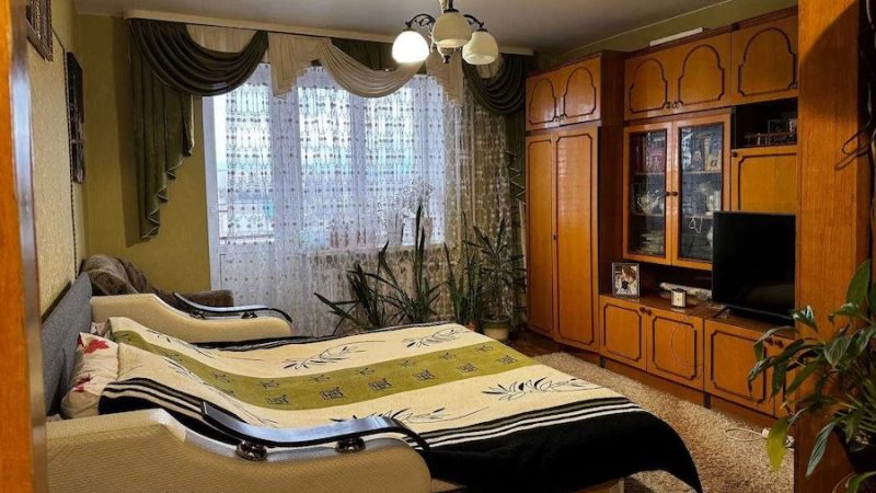Христина сиділа за робочим столом, і обдумувала те, що з нею сталося. – Господи, як мені це пережити! – крутилася в голові лиш одна думка. – Христино?!  – раптом почула вона голос своєї колеги Рити. – А вже третій раз до тебе звертаюся! У тебе все гаразд? – Що? – Христина перемкнуло увагу на Риту. – Кажу, з тобою все гаразд? – повторила Рита. – Одна ситуація з голови не виходить… Ти не уявляєш, що зі мною сталося! – Христина не могла більше тримати все в собі, зібралася з думками і виклала все подрузі. Рита вислухала її і ахнула від почутого