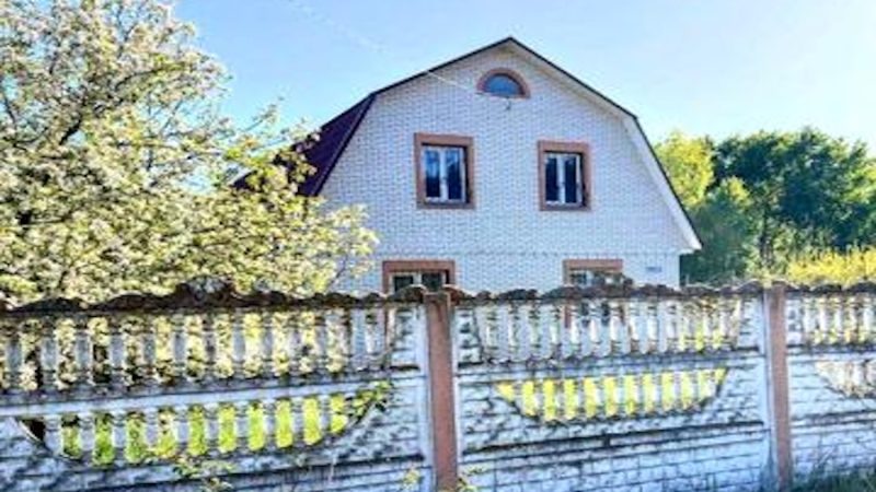 Кирило та Ліза зустрічалися вже кілька років, а нещодавно зіграли весілля. Якось батьки Кирила вирішили порадувати сина і підготували для нього сюрприз. Вони орендували затишний будиночок на березі мальовничого озера. – Ми хочемо подарувати вам можливість провести час удвох, насолодитися природою й забути про всі турботи! – сказала Ольга Миколаївна синові. – Це чудова ідея! – сказав Кирило. – Тільки от… Нам буде трохи нудно… Андрій Іванович засміявся: – Ну, ми ж знаємо тебе, синку. Ти ж любитель галасливих компаній! – Саме тому я хотів би декого запросити, – заявив хлопець. Ольга Миколаївна трохи насупилась від почутого