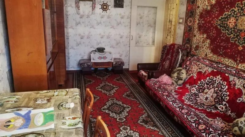 Михайло зустрівся з своїм товаришем Іваном у кафе. – Ну, і про що ти хотів поговорити? – одразу перейшов до справи Іван. – Я, нещодавно, з одною дівчиною познайомився, – почав здалеку Михайло. – Думаю, у нас все серйозно! – Чудово! Я ж давно кажу, що настав час тобі одружитися, – зрадів Іван. – Думаю, про це ще рано говорити, – усміхнувся Михайло. – І хто ж ця «таємнича» дівчина? Коли познайомиш? – поцікавився Іван. – Скоро. А зараз можу лише фото показати, – сказав Михайло, дістав телефон, і відкрив на ньому фото. Іван глянув на фотографію обраниці друга і… застиг від побаченого