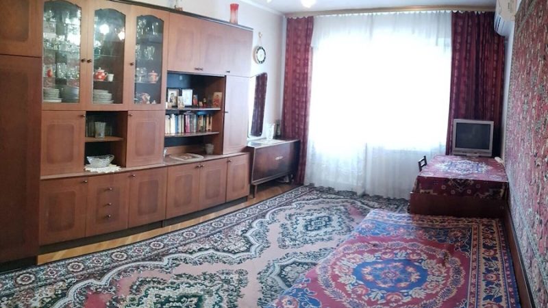Віра була у себе в кімнаті, коли додому повернулася її мама. – Доню! Я вдома! Мерщій біжи сюди, – гукнула вона дочку. Віра неохоче вийшла в коридор. – З днем народження тебе, доню! – весело сказала мати. – Дякую, – байдуже відповіла Віра. – Доню, а це ще не все у мене для тебе є подарунок! – несподівано додала мама. – Подарунок? Ти ж мені ніколи нічого не дарувала?! З чого б це раптом?! – здивувалася Віра. – Ось, тримай! – сказала мама, і вручила доньці невеликий пакет. – Що це? – не зрозуміла Віра, заглянула всередину і… аж очам своїм не повірила
